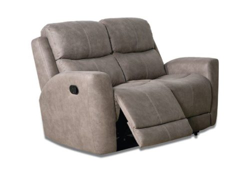 Sofá 2 plazas Cowboy Alaska reclinable tapizado en microfibra color gris en un salón luminoso.