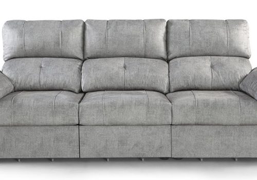 Sofá de 3 asientos Cupra extensible con tapizado en color gris y patas cromadas de diseño.