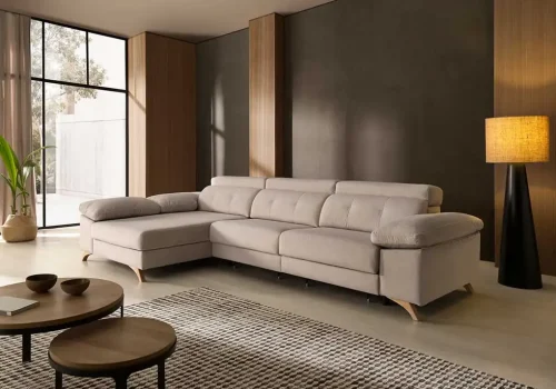 Sofá chaise longue beige con patas de madera, ideal para comprar sofá a plazos con Aplazame y disfrutar de diseño y confort en tu hogar.