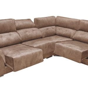 Vista frontal del sofá rinconera Pirineos de diseño moderno en color camel, mostrando sus asientos deslizantes y respaldos reclinables.