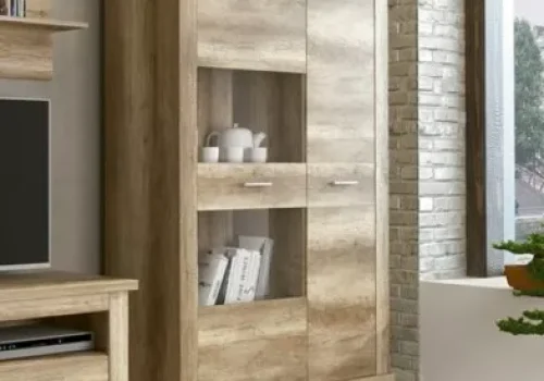Vitrina baja con luces Led Chellén de estilo moderno en un salón, mostrando objetos decorativos iluminados.